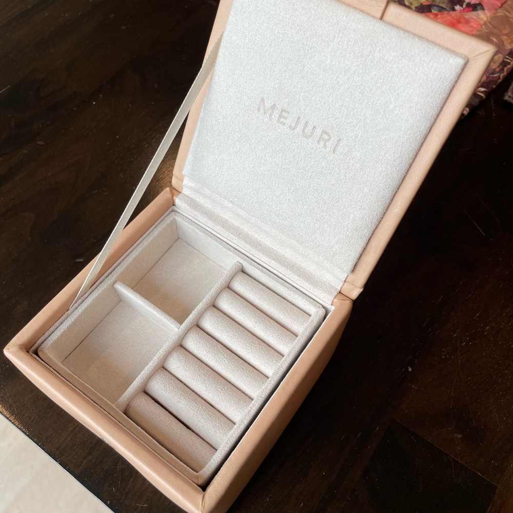 Mejuri Small Jewelry Box Beige - Picture 7 of 9